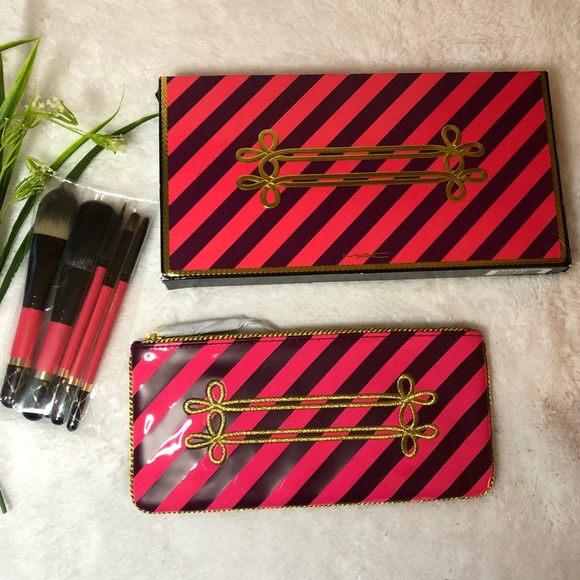 MAC Cosmetics Other - 🎊🆕MAC Nutcracker Sweet Mineralized Brush Kit🆕🎊